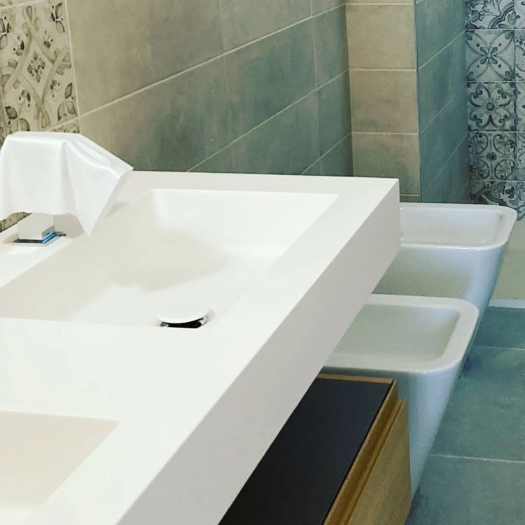 pulizia bagno moderno con sanitari e lavabo