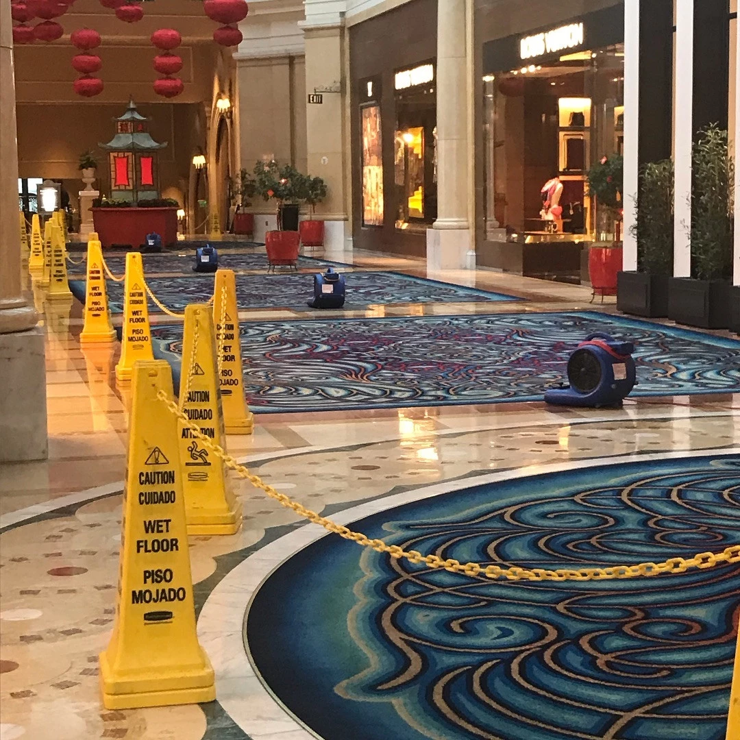 pulizia pavimenti centro commerciale con segnaletica sicurezza