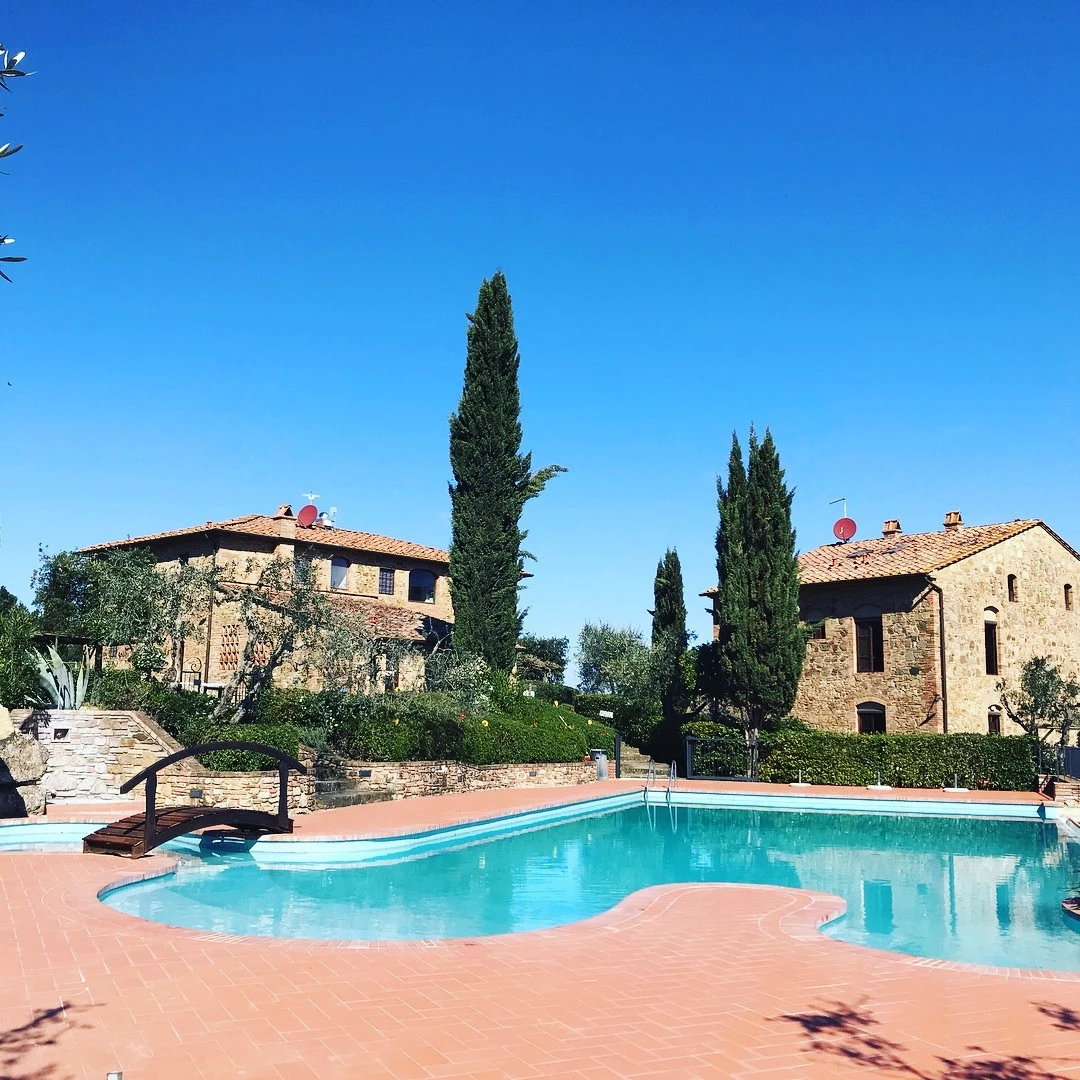 pulizia piscina e area esterna struttura turistica