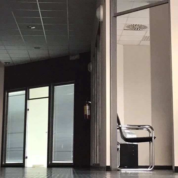 pulizia ufficio con corridoio e vetrate