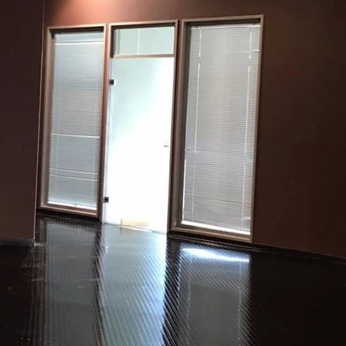 pulizia ufficio con pavimento lucido